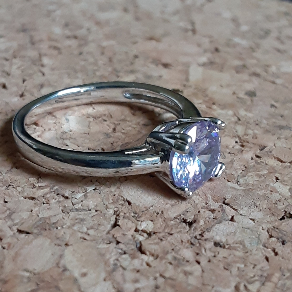 Single Hint of Purple Dimond Women's Ring Size: 6 - Picture 12 of 15